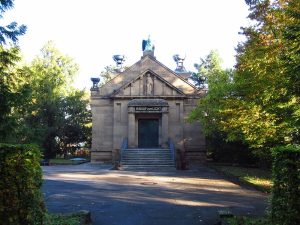Kapelle mit Statuen und Feuerkelchen