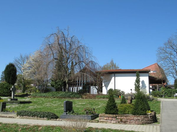 Blick über Gräber zur Kapelle