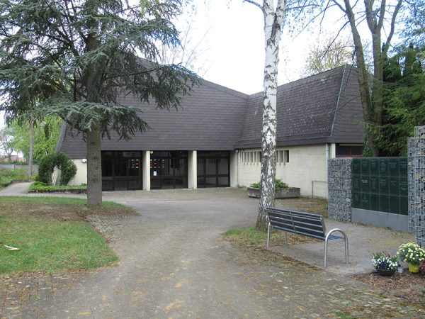 Kapelle mit Birke und Bank